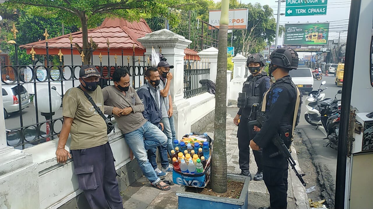 Waspada Penyebaran Covid-19 Patroli Brimob Jabar Ingatkan Masyarakat Untuk Terapkan Prokes