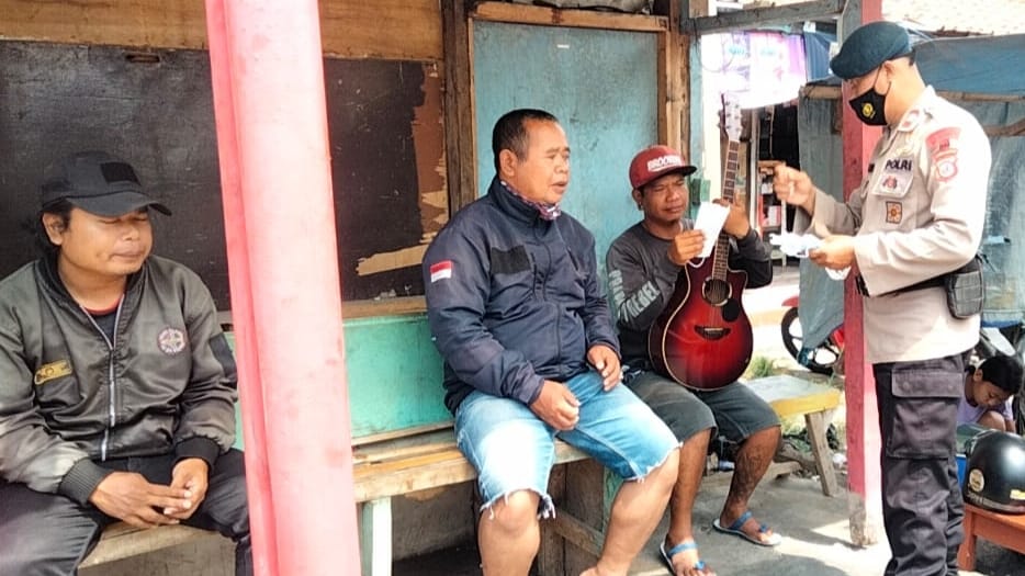 Patroli Brimob Jabar Bagikan Masker Dan Himbau Untuk Selalu Disiplin Dalam Penggunaan Masker