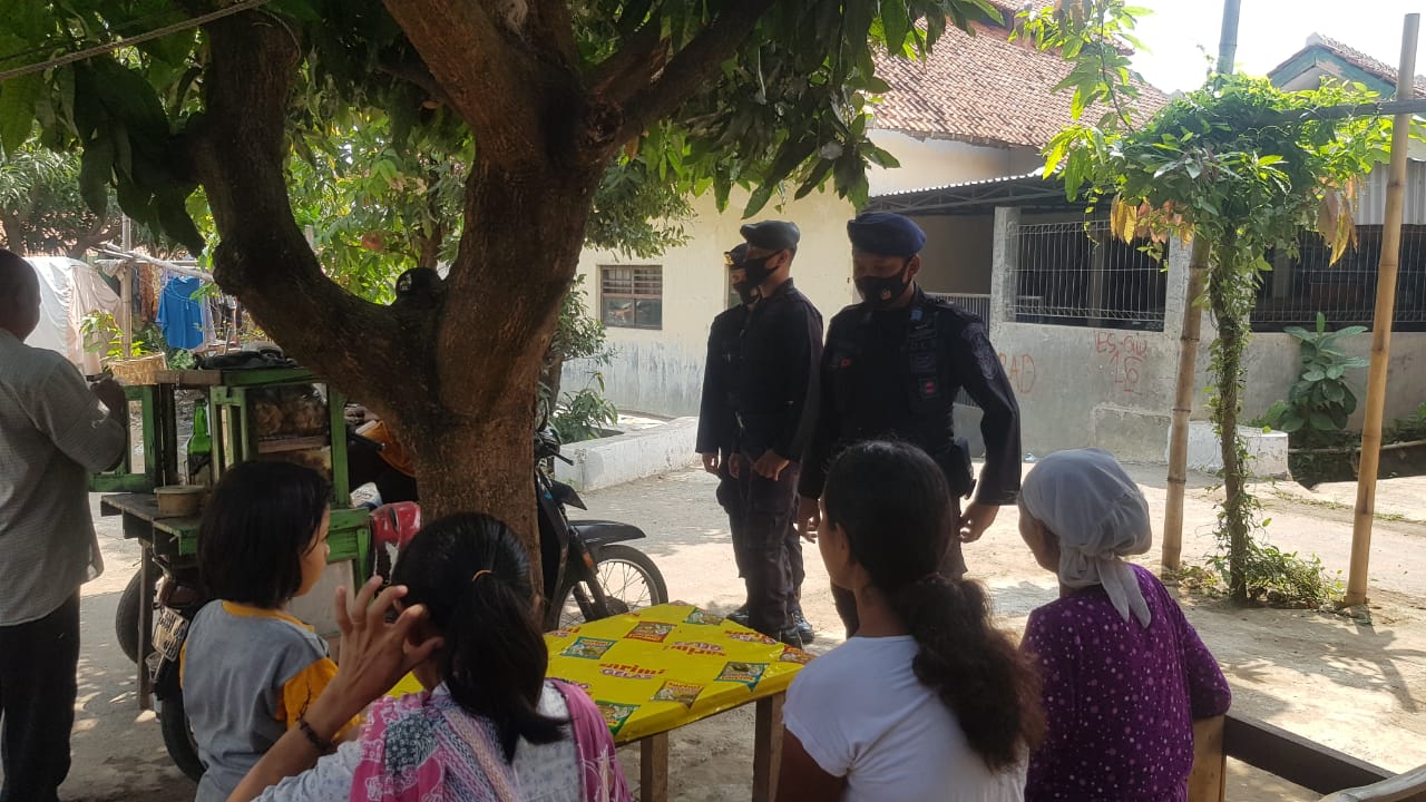 Brimob Polda Jabar Peduli Warga, Rutin Memberikan Himbauan Terkait Penerapan Prokes