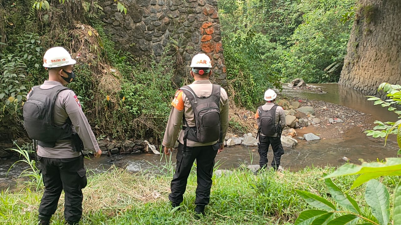 Tim SAR Brimob Jabar Terjun Langsung Lakukan Pemantauan Debit Air Sungai