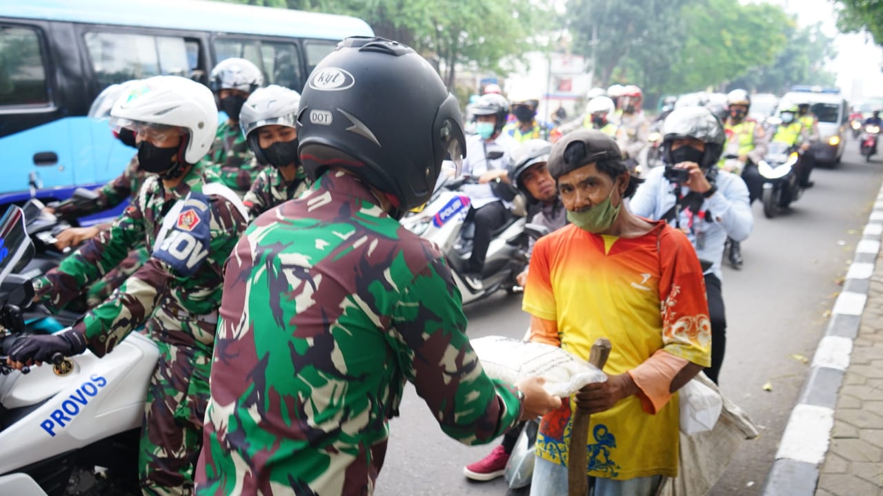 Terus Bergerak, Polisi dan TNI Di Cimahi Gunakan Motor Bagikan Bansos Sembako Ditengah PPKM