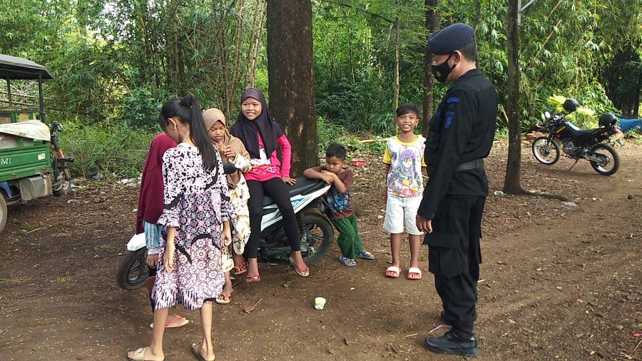 Tak Kenal Lelah, Brimob Jabar Sampaikan Prokes Kepada Anak-anak