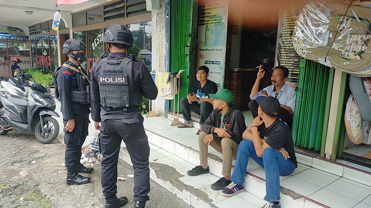 Patroli Rutin Brimob Jabar Cegah Gangguan Kamtibmas Sekaligus Patroli Dialogis Pendisiplinan Prokes