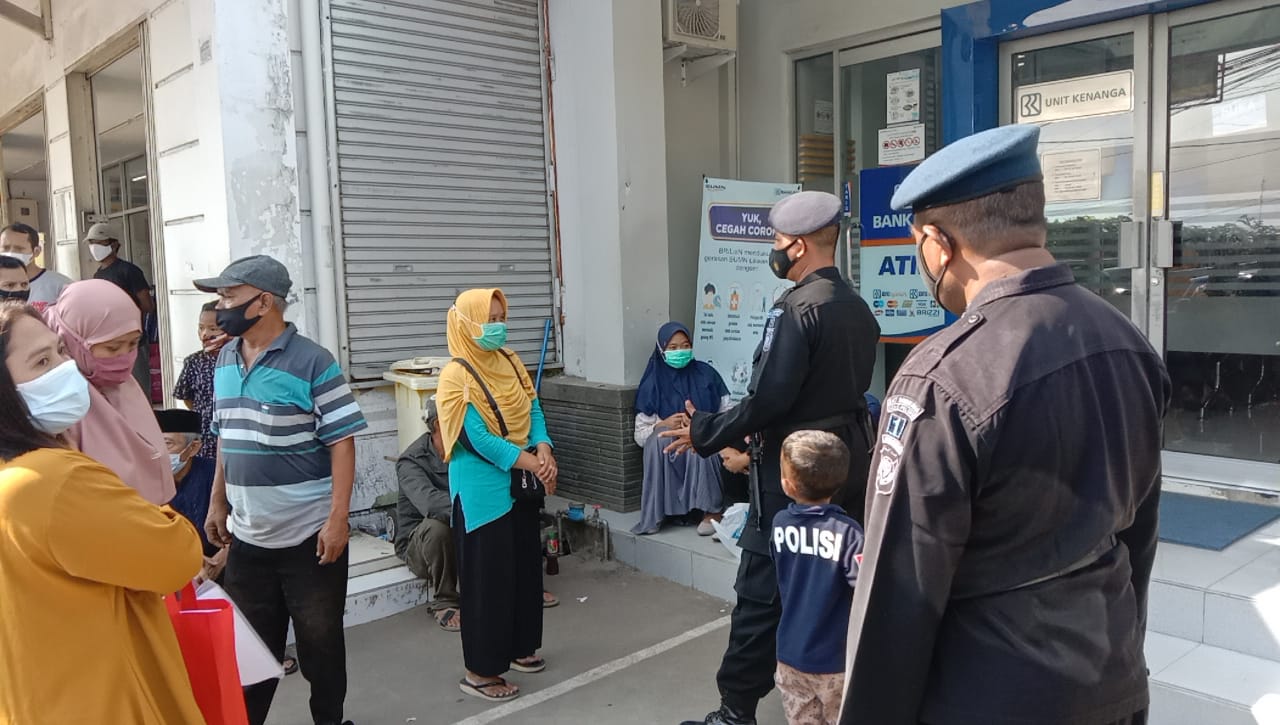 Sambang Dialogis Personil Brimob Jabar Ingatkan Warga Untuk Mentaati Prokes 5M