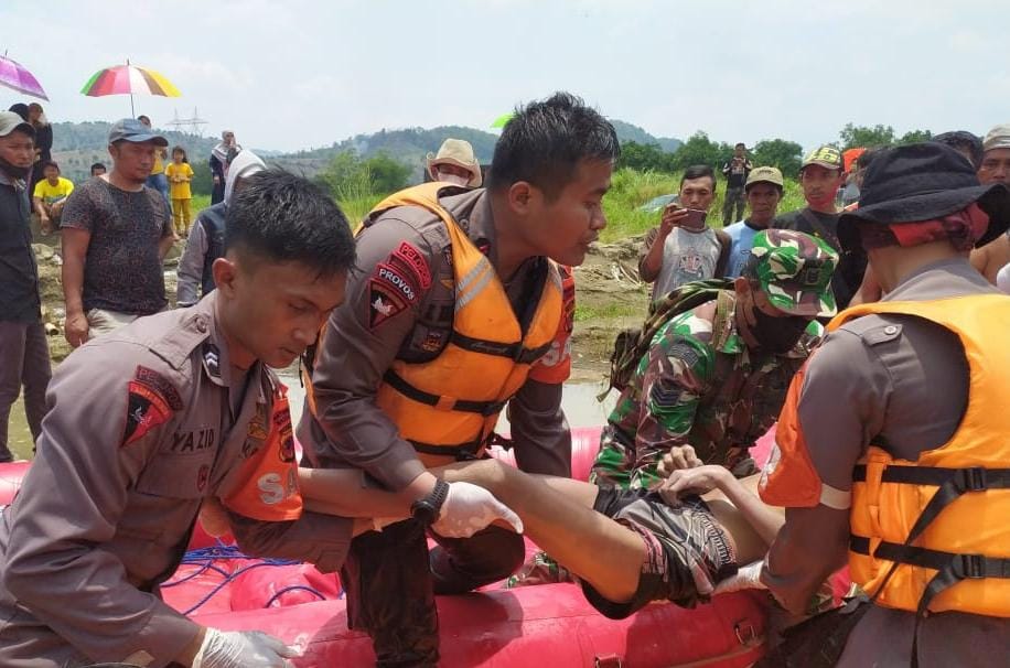 Tim SAR Brimob Polda Jabar Temukan Korban Hanyut Disungai Cilutung Tomo