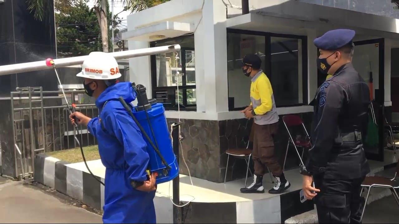 Brimob Jabar Laksanakan Penyemprotan Disinfektan di Kantor Kejaksaan Negeri Kab. Garut