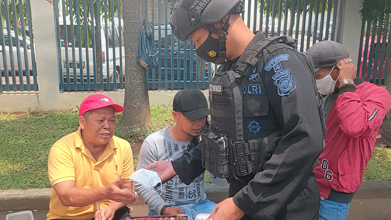 Dalam Rangka Menekan Penyebaran Covid-19 Personel Brimob Jabar Bagikan Masker Gratis