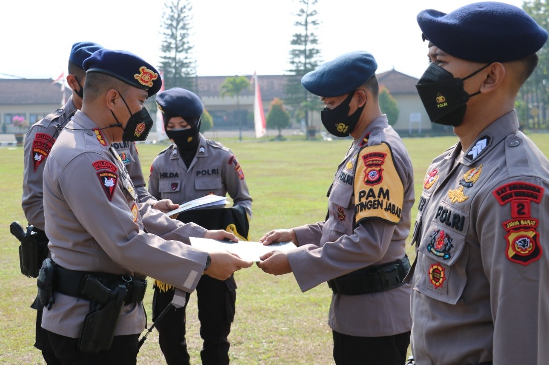 Dansat Brimob Jabar Beri Penghargaan Kepada Personel Usai Amankan PON XX Di Papua 