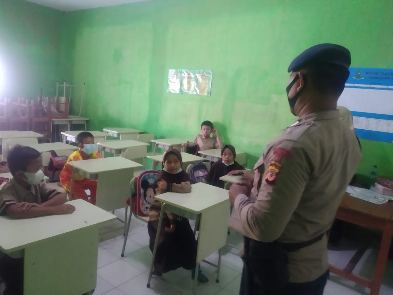 Sambangi Sekolah, Brimob Jabar Sampaikan Himbauan Protokol Kesehatan Kepada Anak-anak