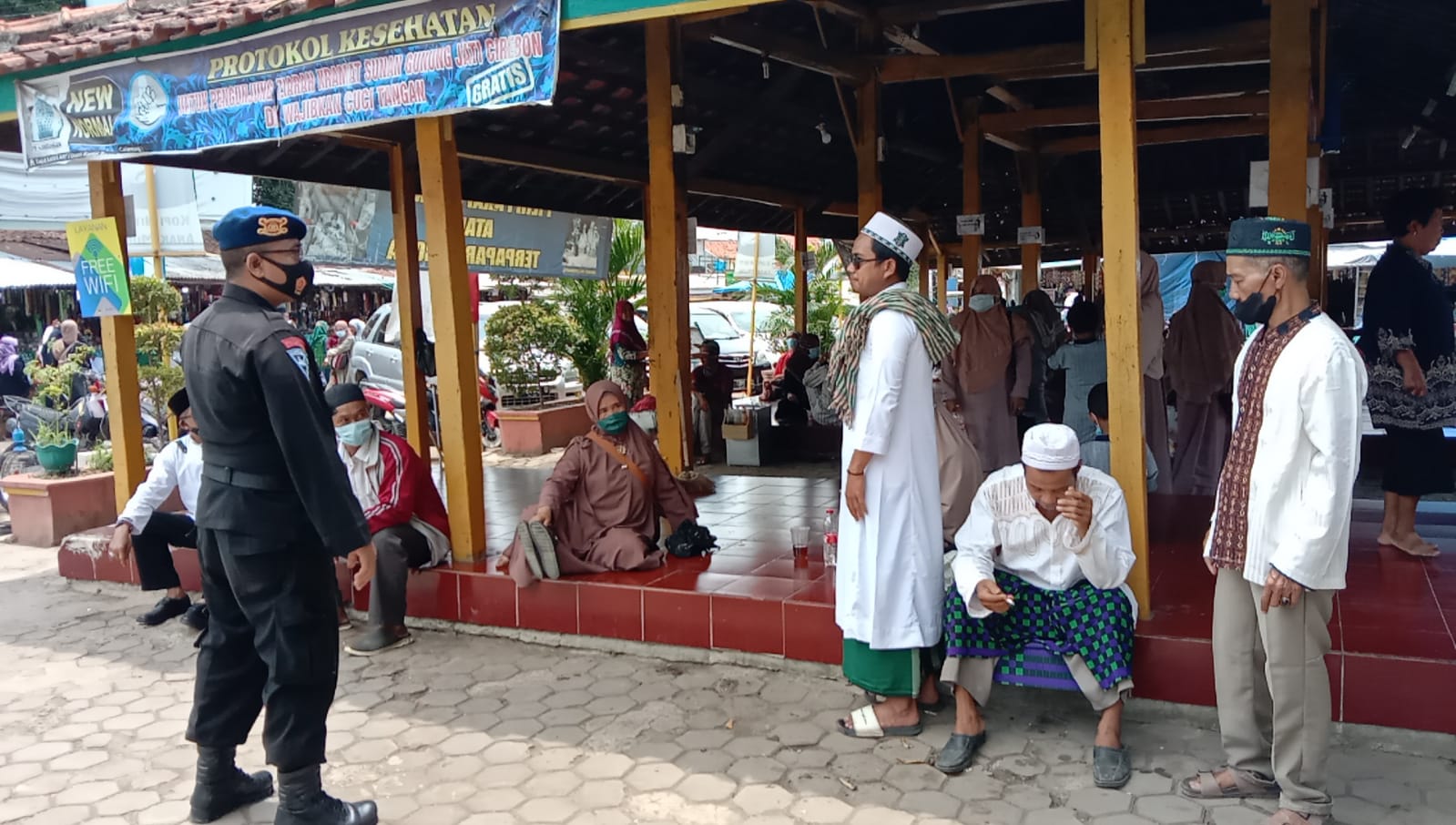 Patroli Harkamtibmas Brimob Jabar Menghimbau Pentingnya Disiplin Menjaga Protokol Kesehatan