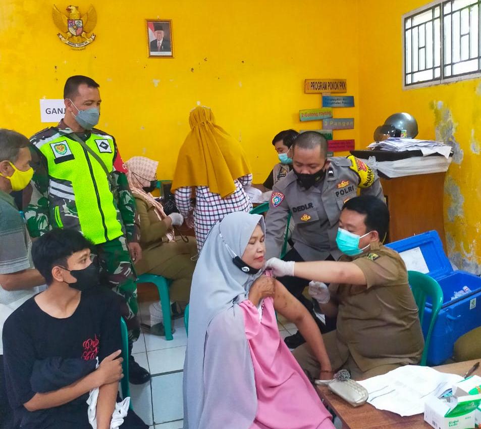 Kabid Humas Polda Jabar : Polisi Bersama TNI Mobalisasi Warga Demi Percepatan Vaksin Dimasa PPKM