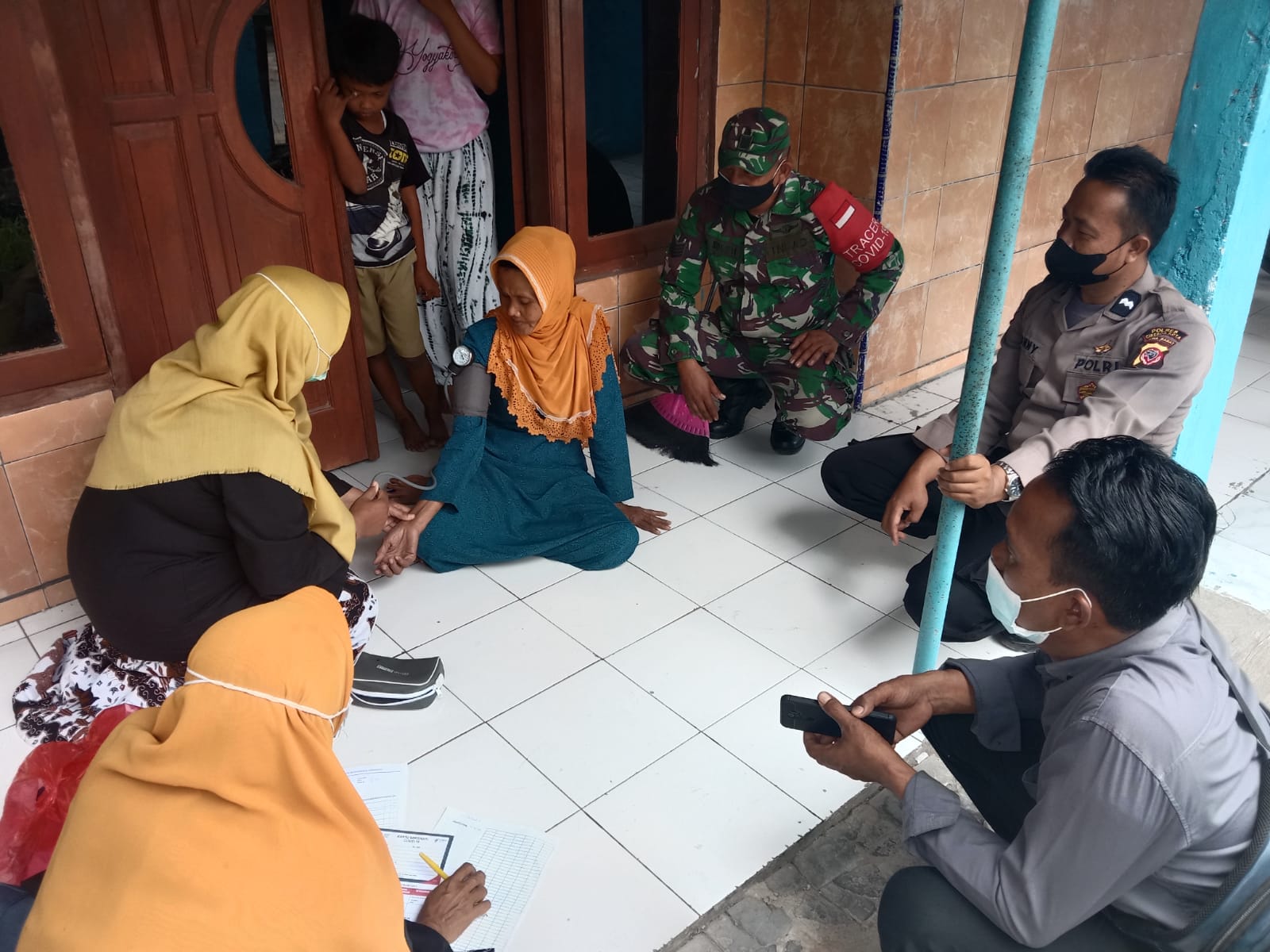 Kabid Humas Polda Jabar : Bhabinkamtibmas, Babinsa dan Perangkat Desa Laksanakan Vasinasi Door To Door Pada Lansia