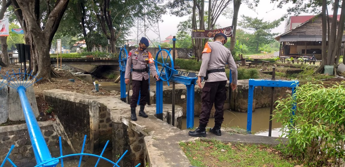 Cek Debit Air Sungai Dan Pintu Air Wujud Kesiapan Tim SAR Brimob Jabar