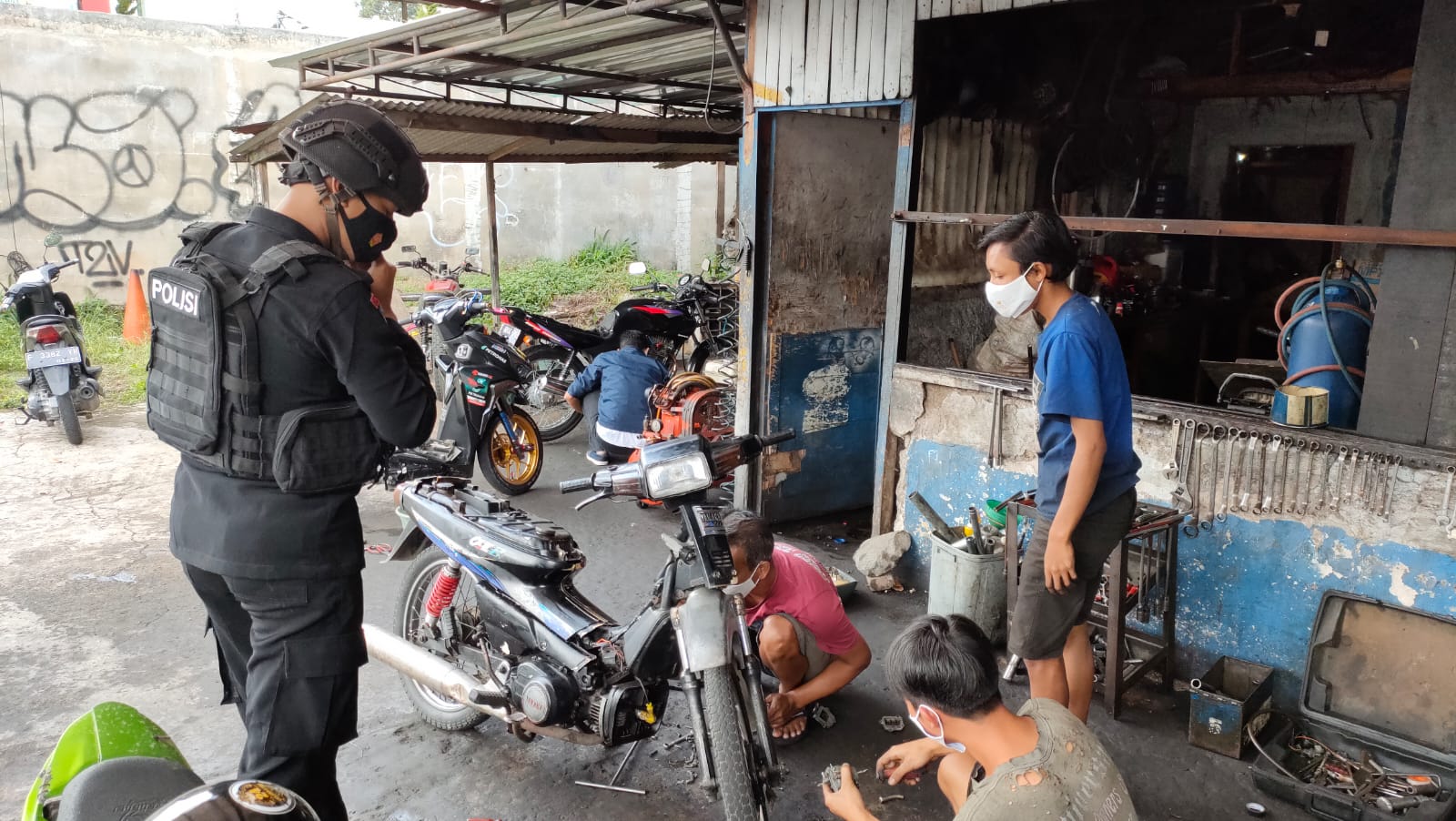 Brimob Jabar Bagikan Masker Gratis Kepada Warga