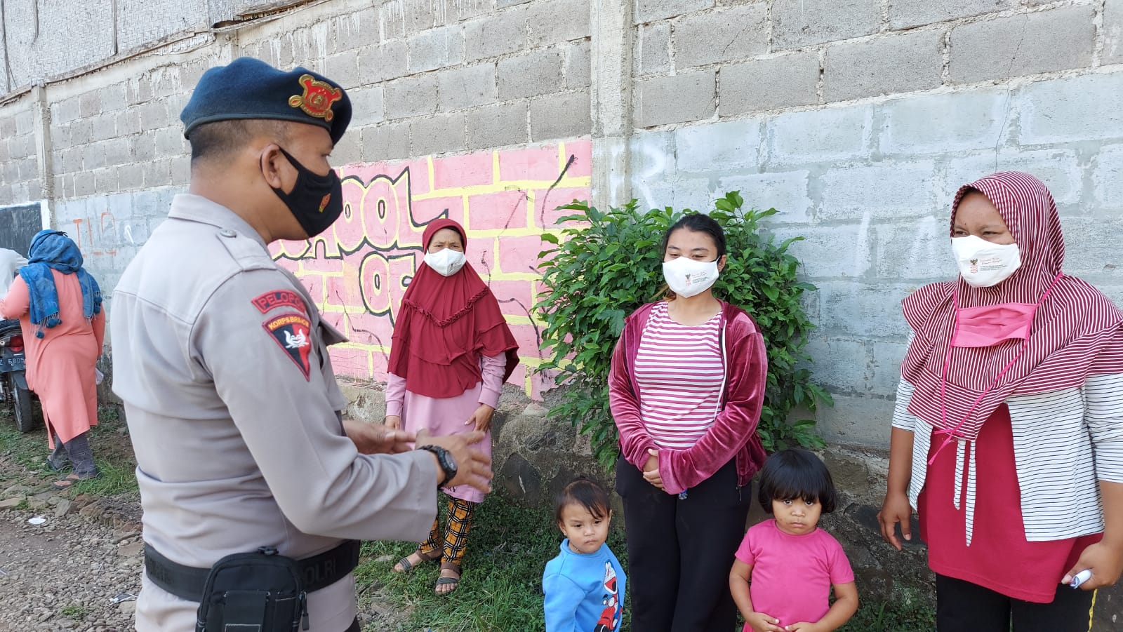 Brimob Jabar Peduli Kesehatan, Berikan Masker Gratis Dan Imbauan Prokes Kepada Warga Cikancung