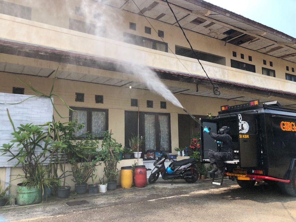 Cegah Penyebaran Covid-19 KBR Brimob Polda Jabar Semprot Asrama Sekitar