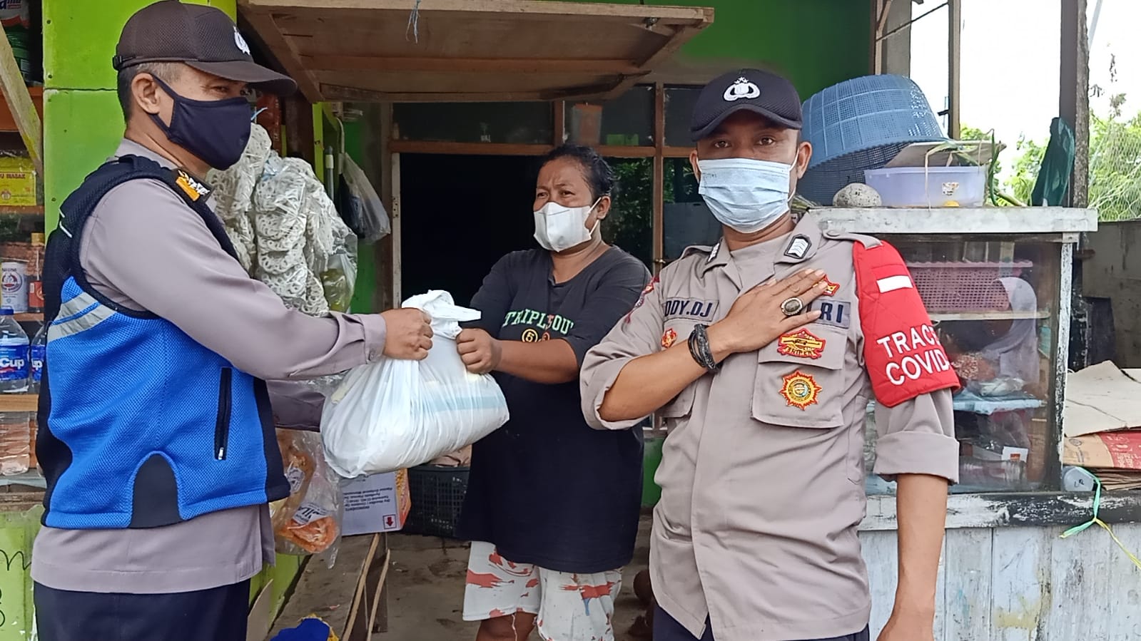 Kabid Hunas Polda Jabar : Polisi Bagikan Bansos Untuk Warga Miskin Pameungpeuk Ditengah PPKM