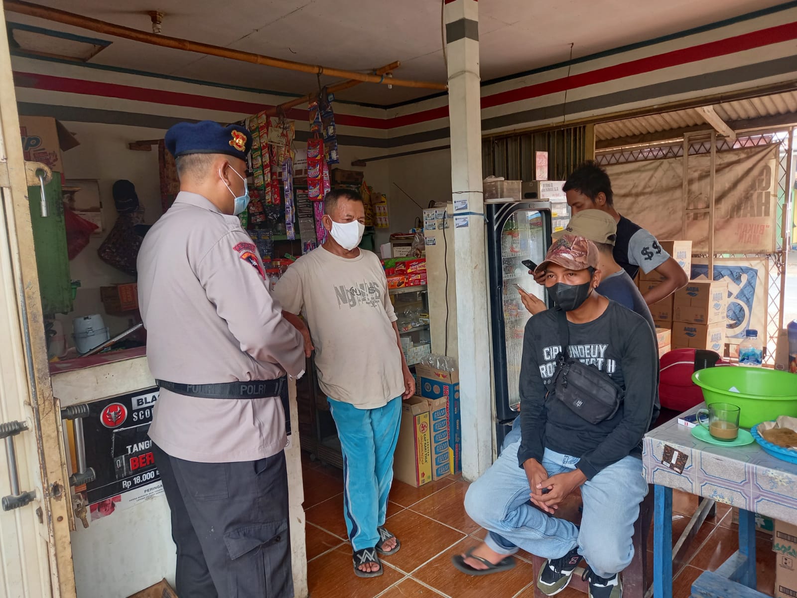 Brimob Jabar Imbau Pengunjung Warung Kopi Tetap Mematuhi Protokol Kesehatan