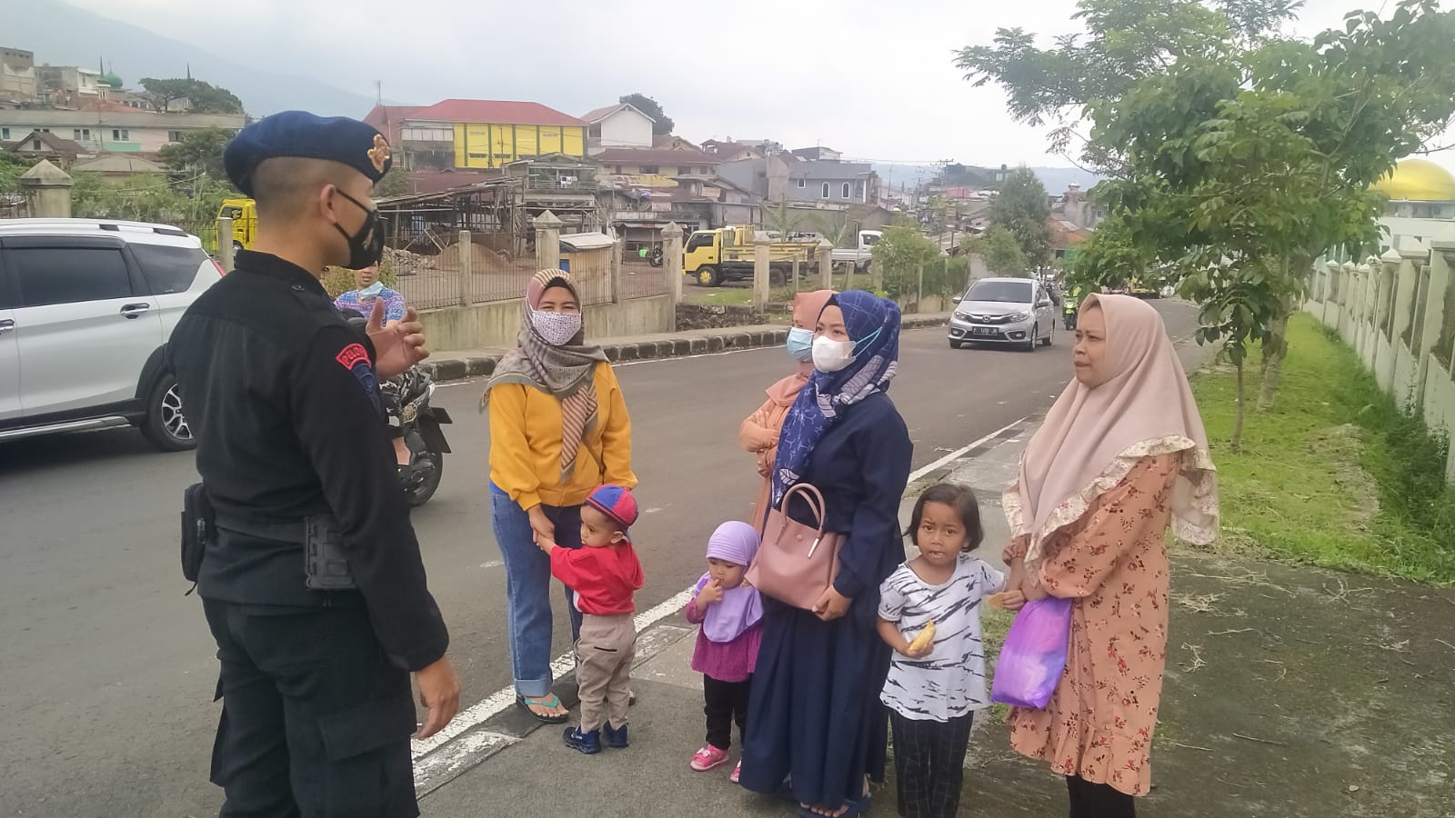 Brimob Jabar Himbau Masyarakat Untuk Selalu Terapkan Prokes Terkait 3 M Antisipasi Pencegahan Covid-19