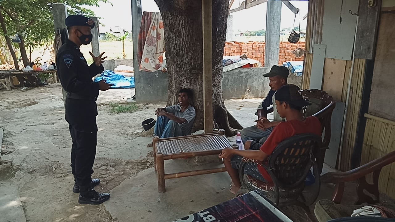 Brimob Polda Jabar Lakukan Himbauan Untuk Mengedepankan Prokes Pencegahan Virus Corona 