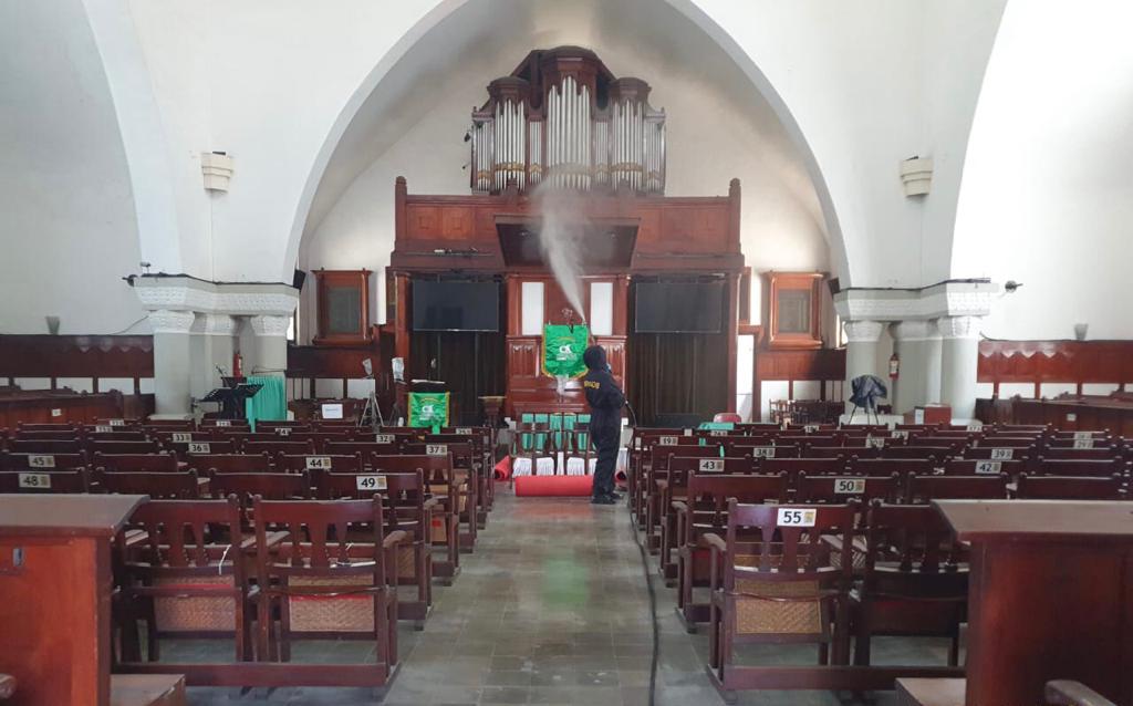 Tangani Covid-19, KBR Gegana Brimob Jabar Semprot Disinfektan Gereja Bethel