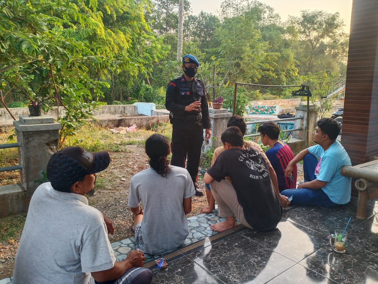 Brimob Jabar Sambangi Warga Talun Dan Sosialisasikan Prokes