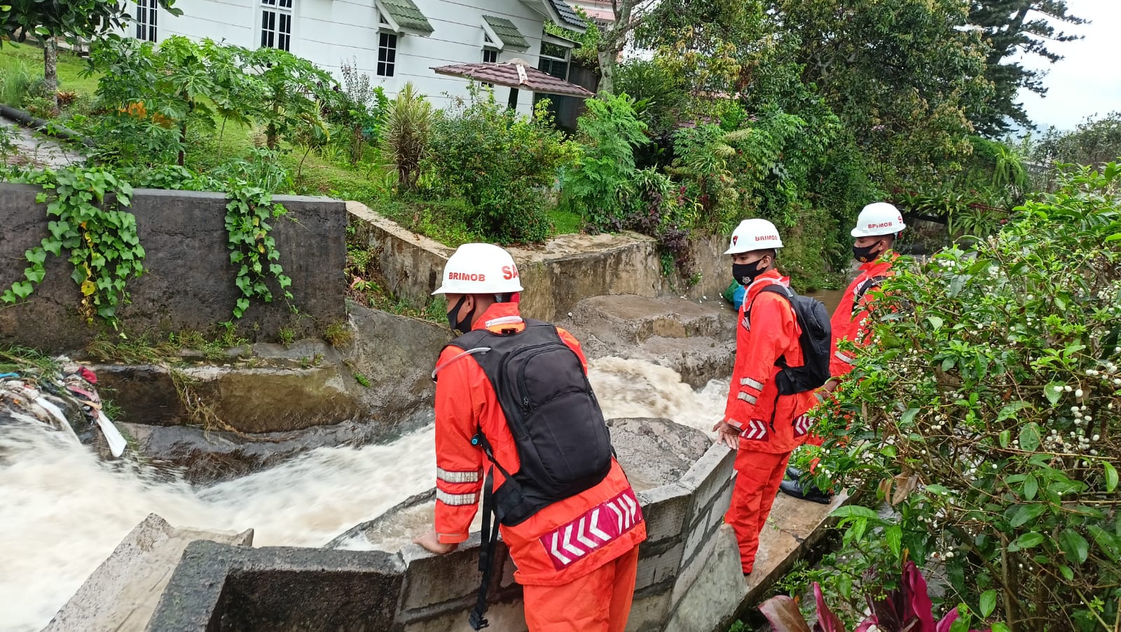 Tim Siaga SAR Brimob Jabar Lakukan Pengecekan Saluran Air Wilayah Pacet Antisipasi Bencana Banjir