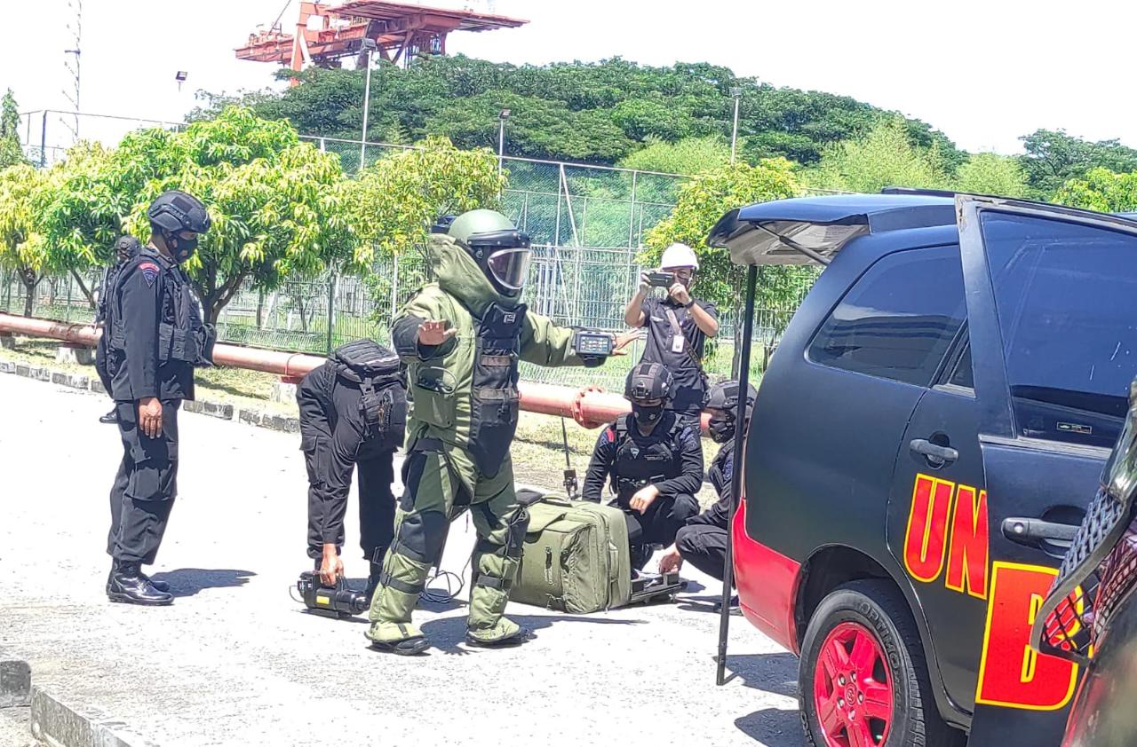 Unit Jibom Detasemen Gegana Satbrimob Jabar Simulasi Penanganan Ancaman Bom di PLTU Palabuhanratu 