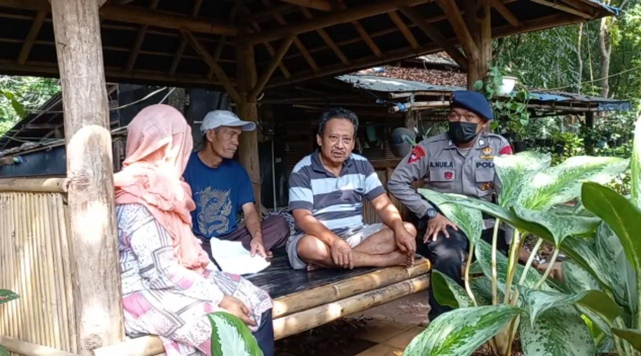 Patroli Brimob Jabar Di Desa Cilodong Berikan Himbauan Tentang Prokes Kepada Warga
