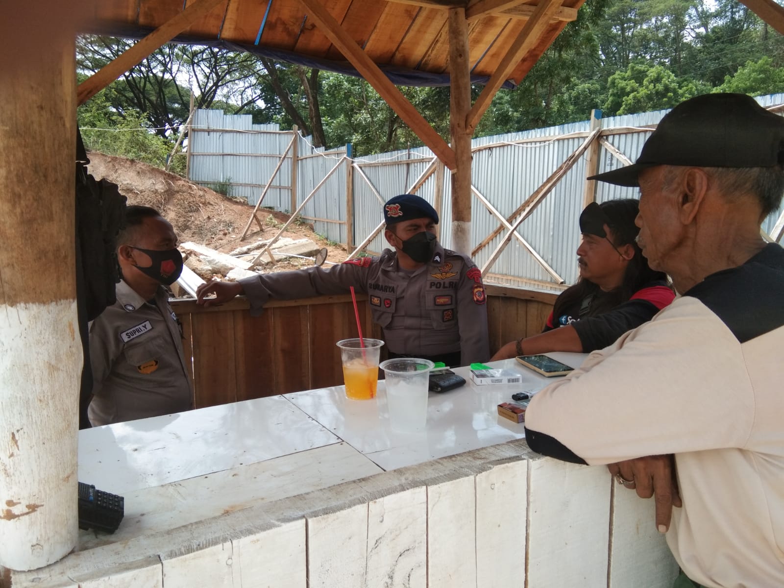 Patroli Sambang Brimob Jabar Berikan Himbauan Tentang Prokes Kepada Security 