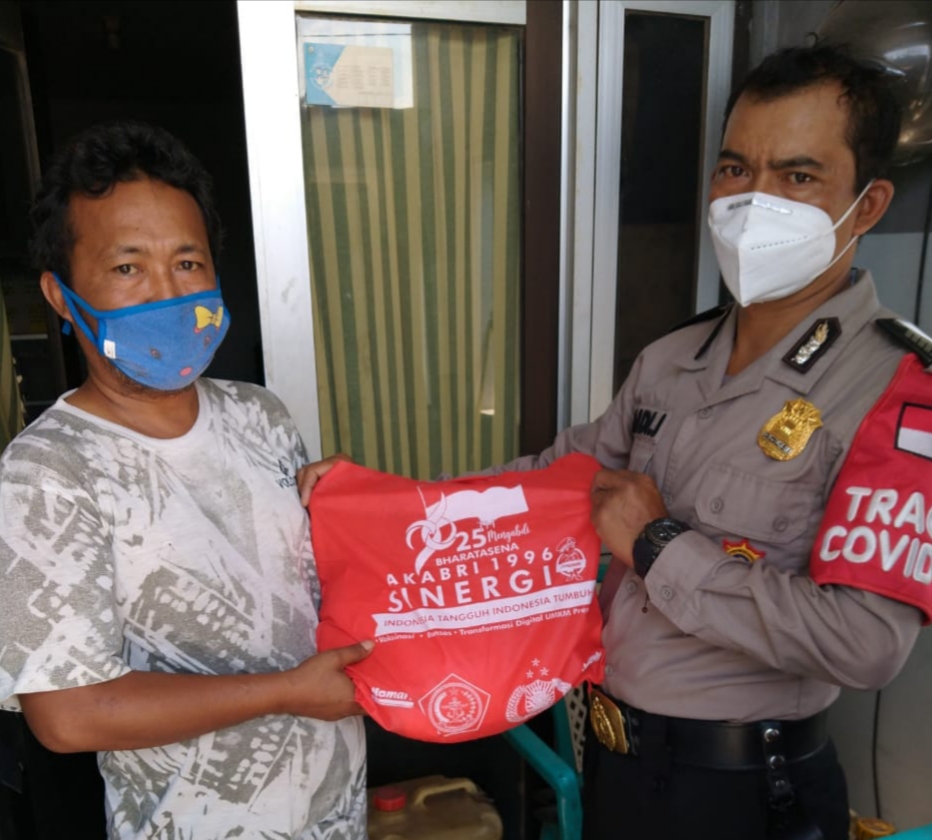 Polri Salurkan Paket Bansos Dari Alumni Akabri 96 Bharatasena Kepada Warga Desa Sangiang