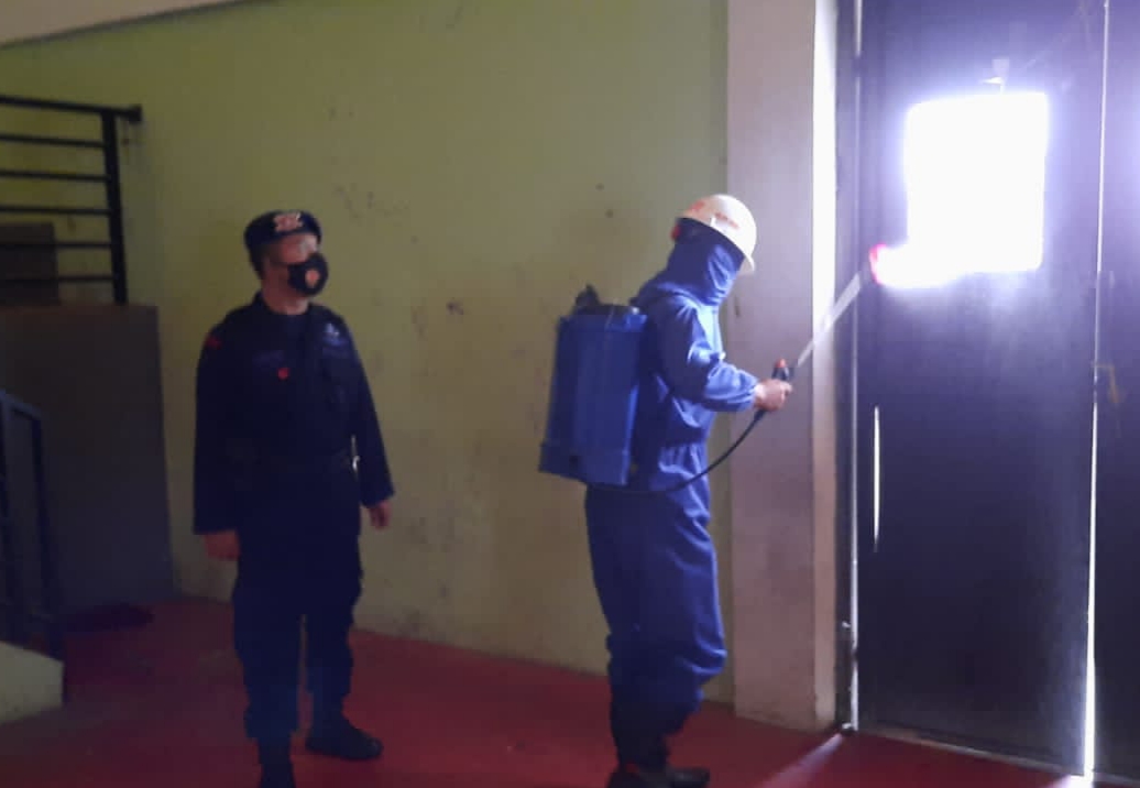 Antisipasi Penularan Covid 19, Brimob Jabar Semprotkan Disinfektan Di Ruang Publik Kab. Garut