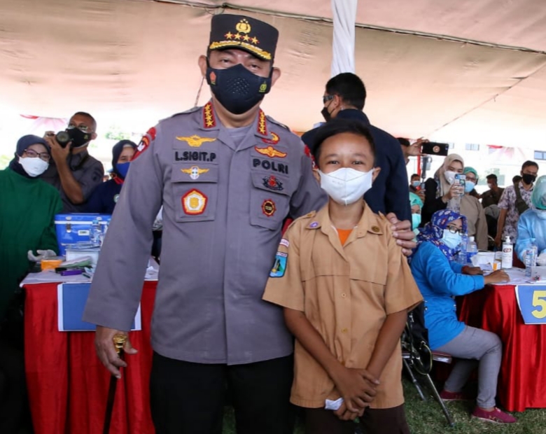 Tinjau Vaksinasi di Surabaya, Kapolri: Datangi dan Layani Warga yang Ada Di Titik Tak Terjangkau
