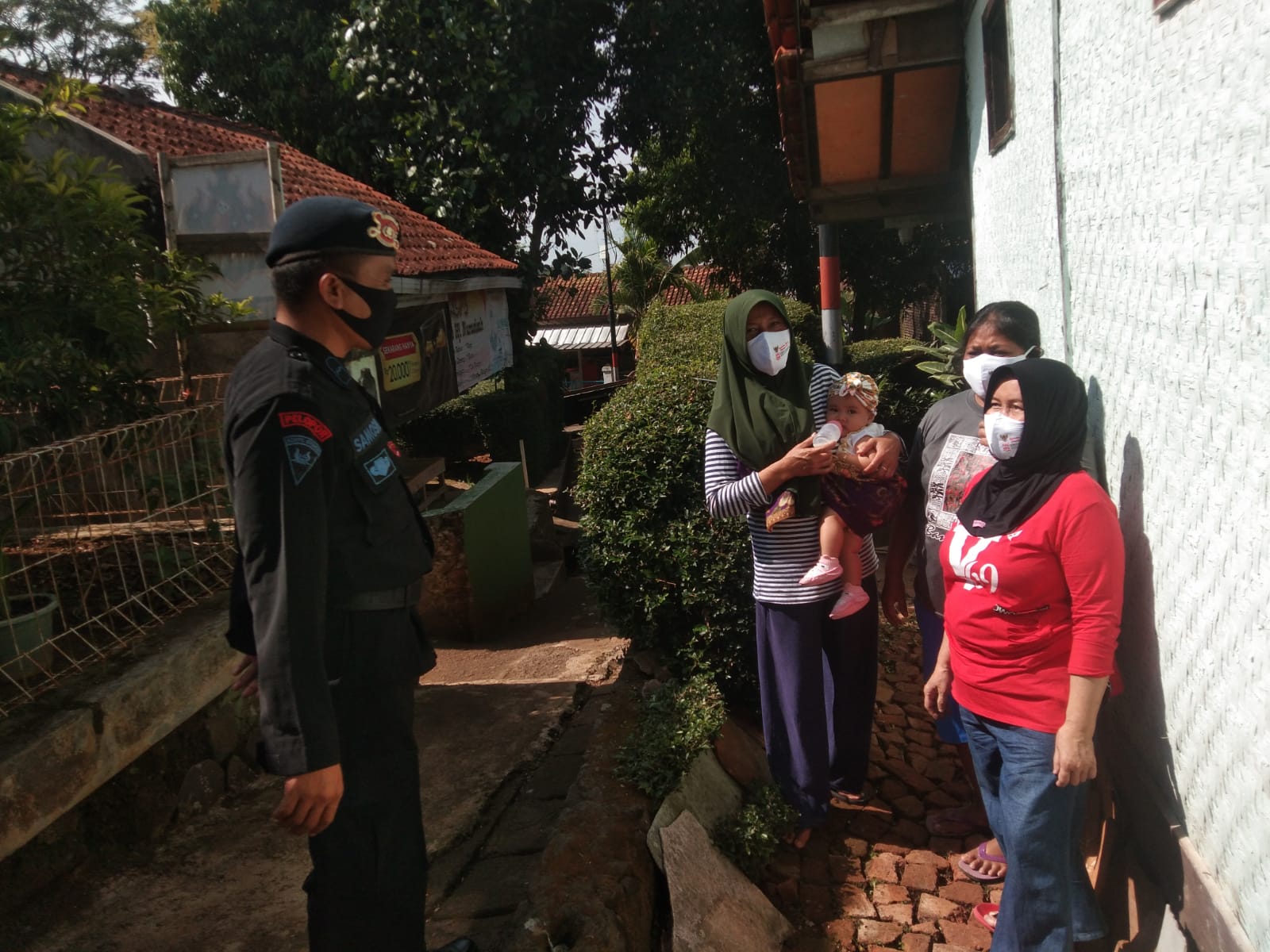 Sosialisasikan Prokes Wujud Bakti Brimob Untuk Warga Desa Mekar Laksana