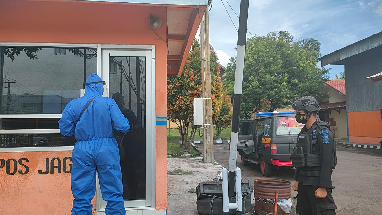 Cegah Penyebaran Covid-19, Brimob Jabar Semprotkan Disinfektan Gudang Bulog Cianjur