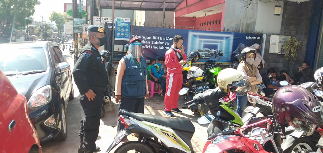Patroli Brimob Jabar Himbau Warga Perketat Prokes Ketika Berada Di Ruang Publik