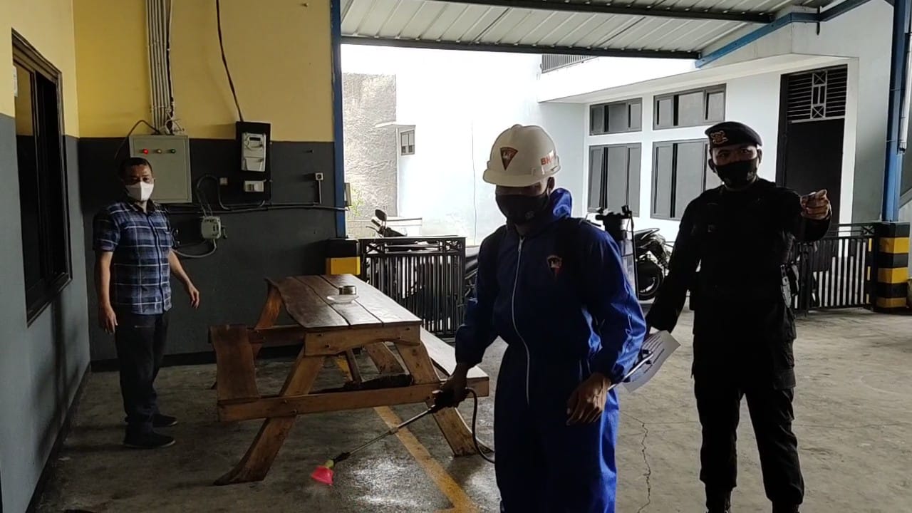 Penyemprotan Disinfektan Brimob Jabar Upaya Menekan Angka Kasus Harian Covid-19 Di Garut