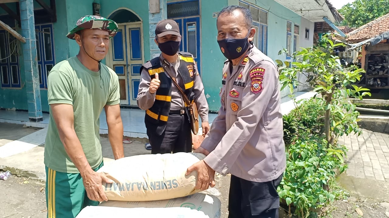 Wujud Kepedulian, Polisi Berikan Bansos Renovasi Dua Masjid Dimasa PPKM