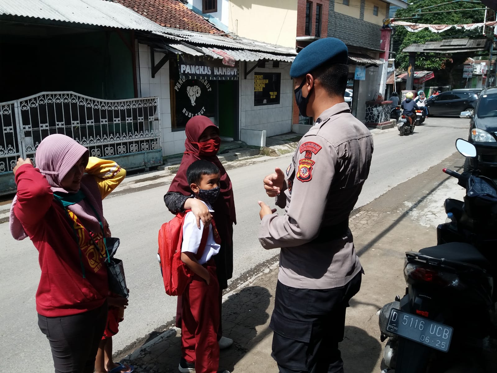 Sampaikan Protokol Kesehatan Kepada Ibu-ibu Dan Anak-anak Lembang Oleh Brimob Jabar