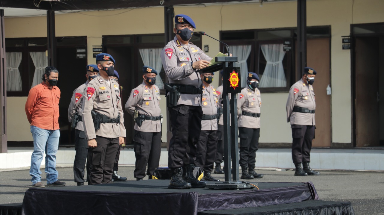 Dansat Brimob Jabar Pimpin Upacara Korps Raport Kenaikan Pangkat Pengabdian