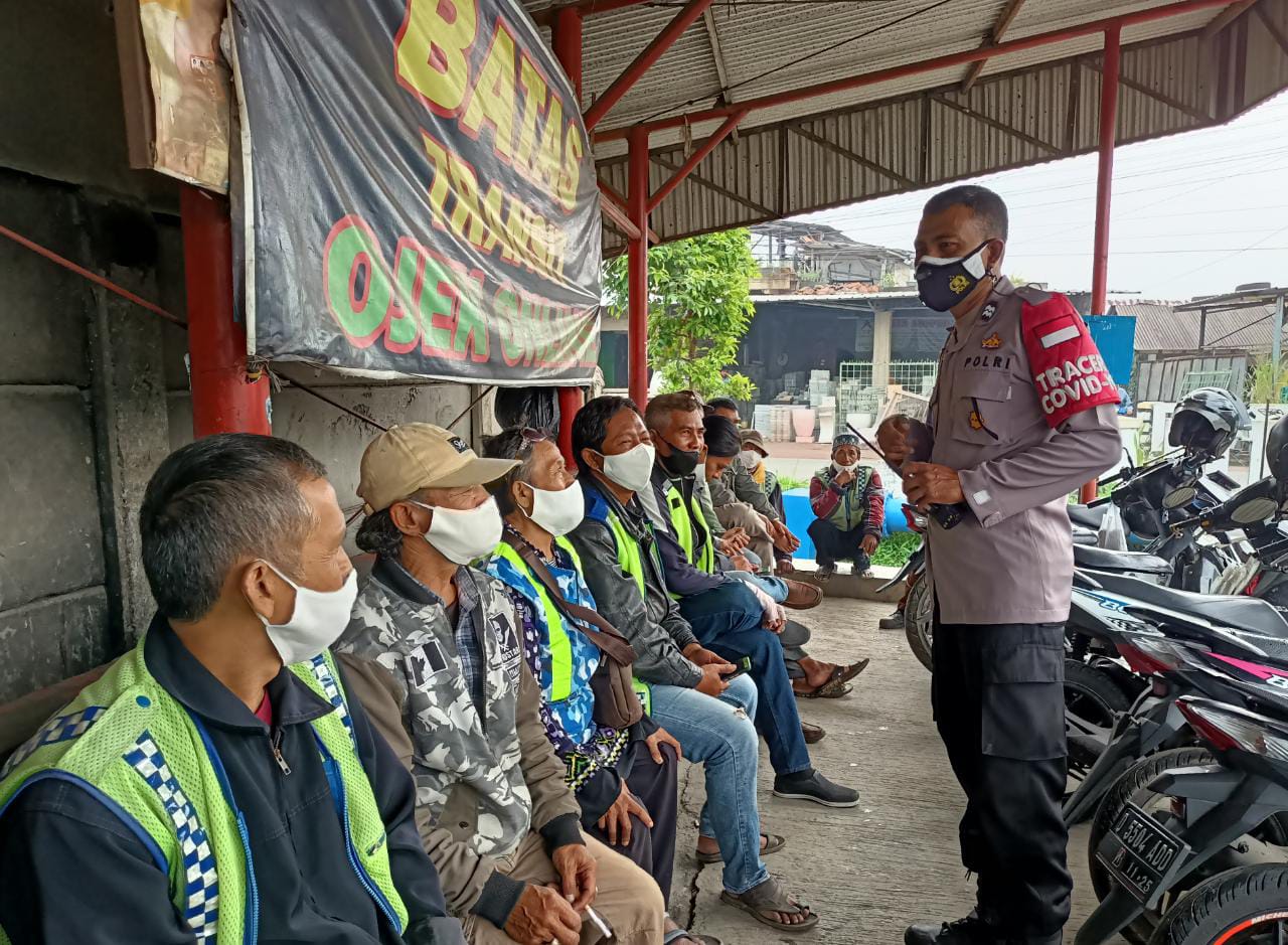 Polisi Sosialisasikan Aplikasi Peduli Lindungi Terhadap Komunitas Ojeg Pangkalan 