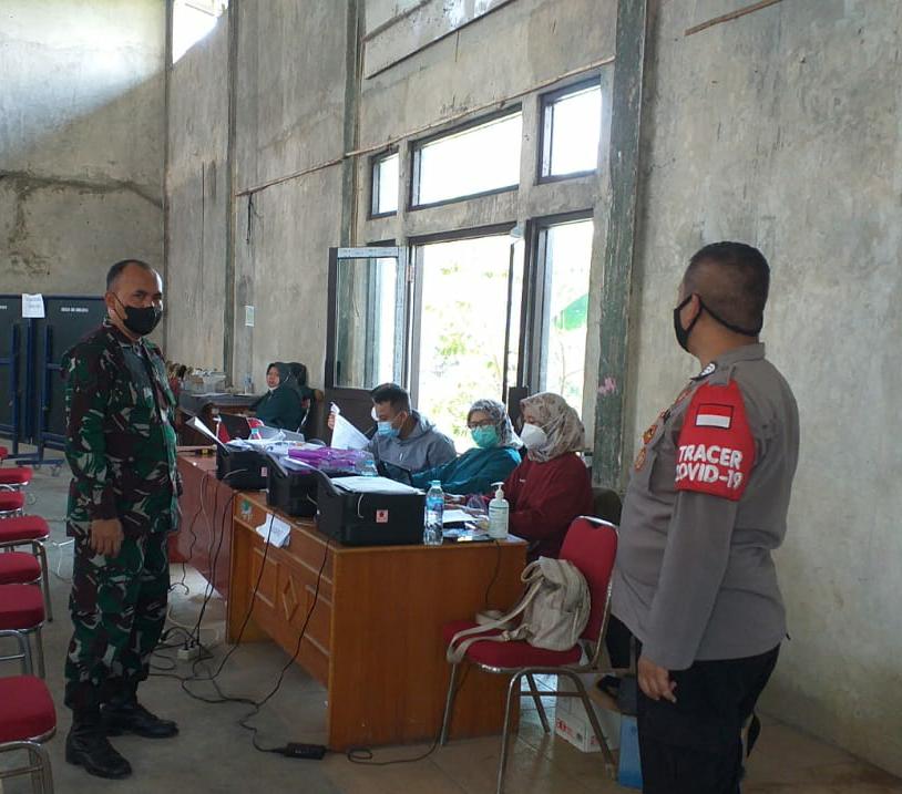 Kabid Humas Polda Jabar : Cegah Covid-19, TNI Dan Polri Pantau Vaksinasi Di GOR Kel.Andir Ditengah PPKM