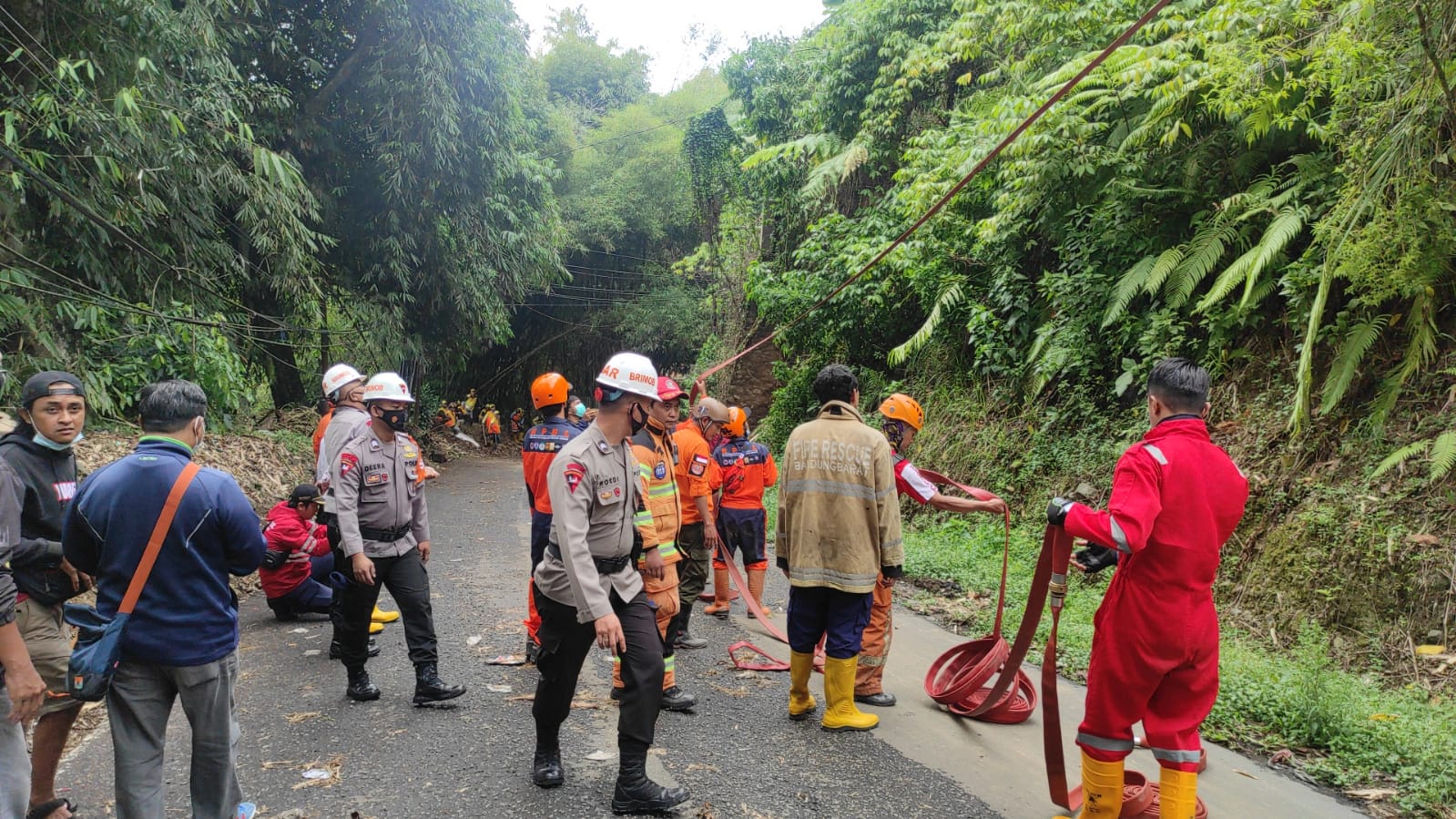 SAR Brimob Polda Jabar Beserta Basarnas Cek Longsor Akibat Hujan Lebat Di Wilayah Lembang