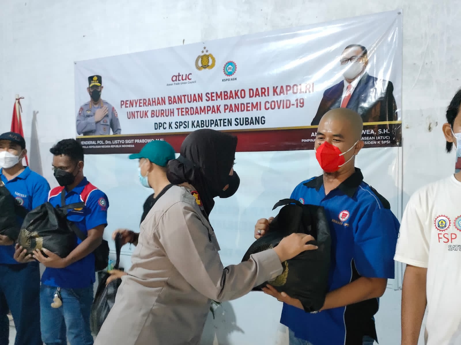 Polri Serahkan Bansos Untuk Buruh Terdampak Covid-19 Di Kantor DPC K-PSI Subang Dimasa PPKM