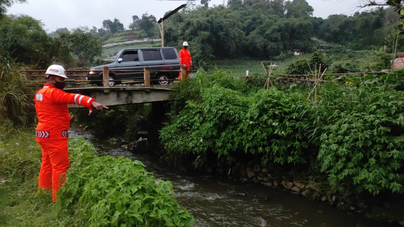 Antisipasi Luapan Air, Patroli SAR Brimob Jabar Cek Sungai Cikidang