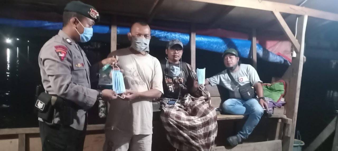 Brimob Polda Jabar Berikan Masker Gratis Saat Patroli Sambangi Warga Desa Cinangka