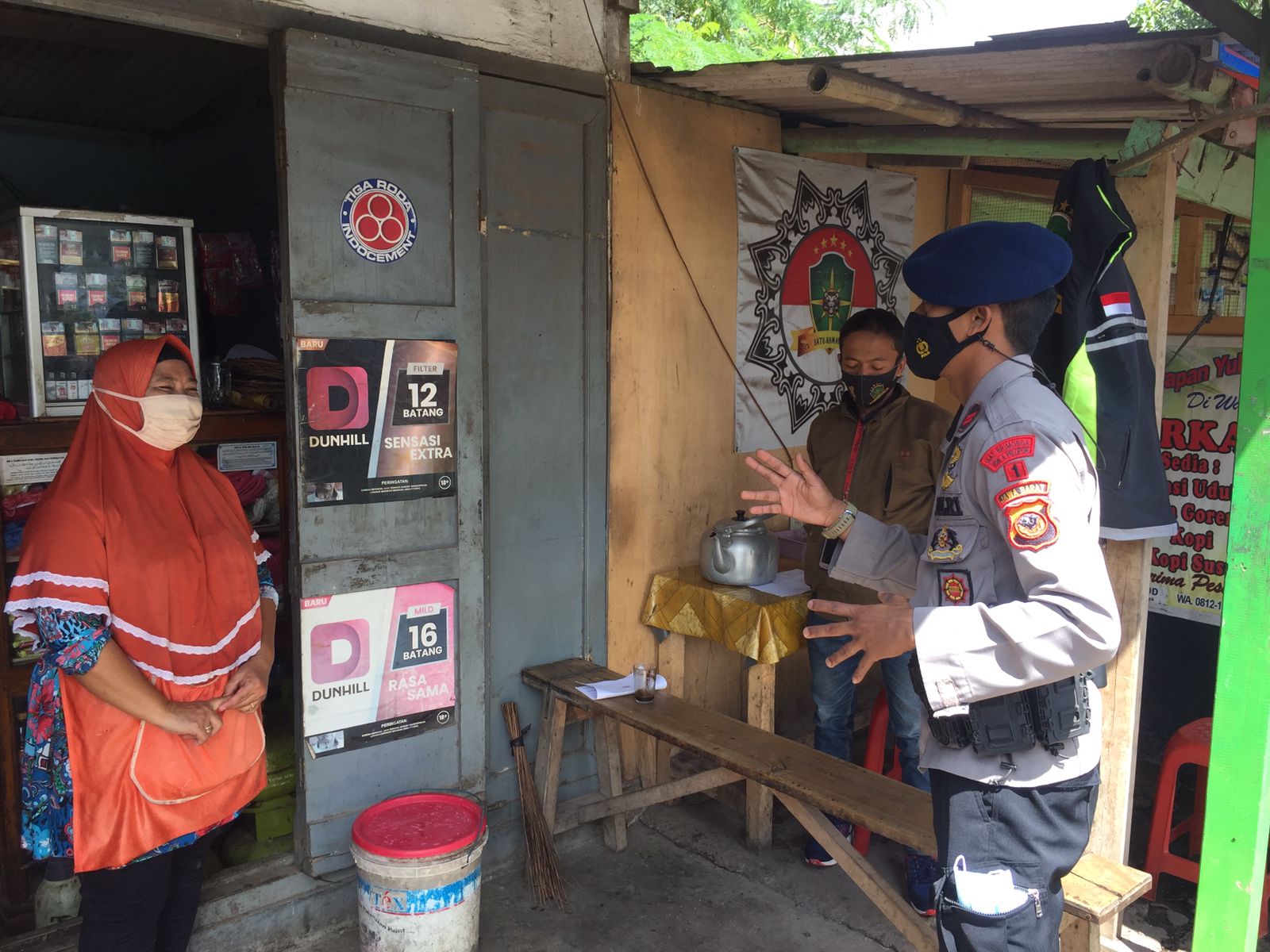 Cegah Penularan Virus Covid-19, Brimob Polda Jabar Pantau Langsung Prokes Di Masyarakat
