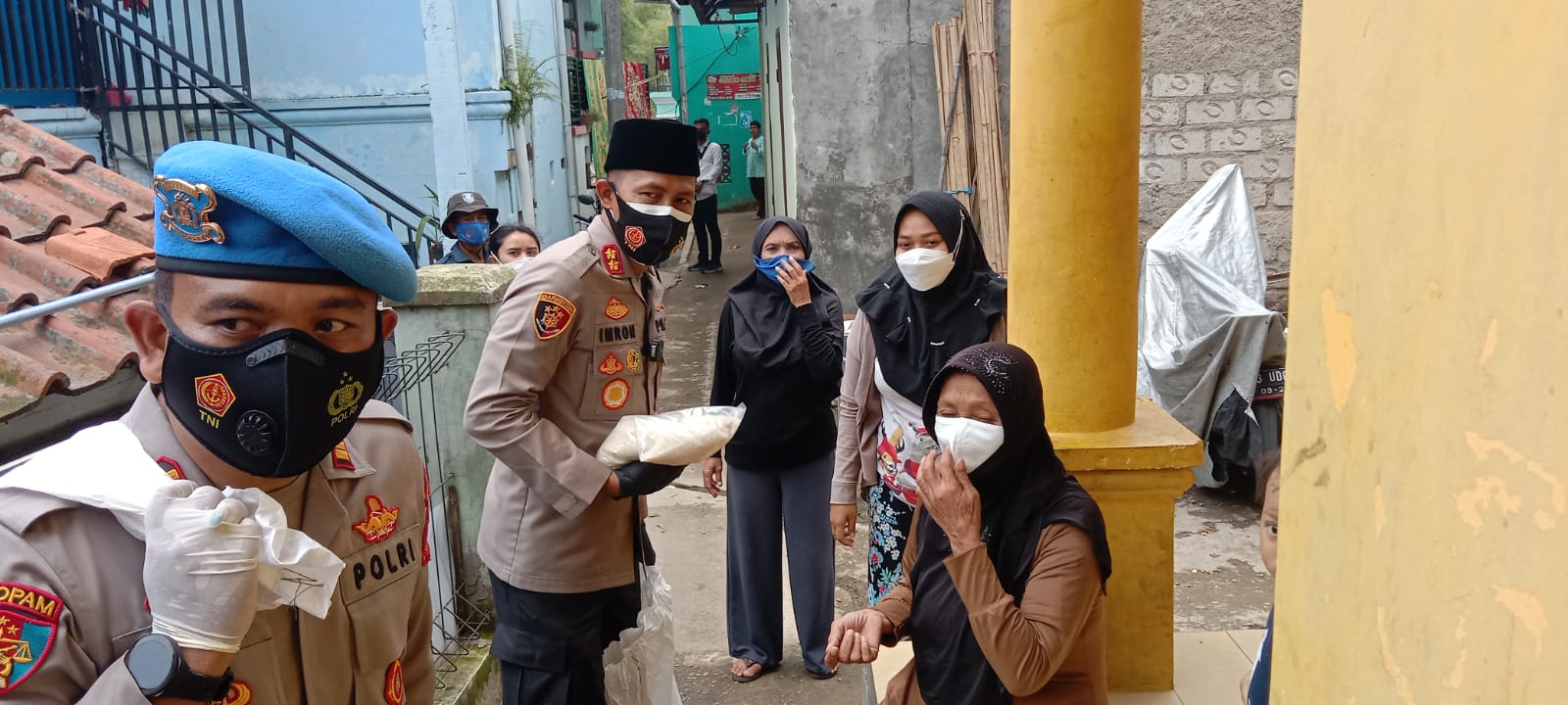 Door To Door Polisi dan TNI Serta Pemdes Kertajaya Bagi-Bagi Bansos Beras Dimasa PPKM