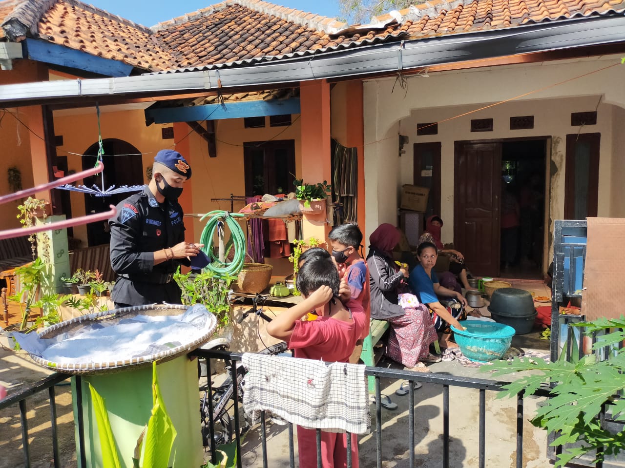 Brimob Jabar Peduli Anak, Lindungi Mereka Dari Corona Dengan Berikan Masker