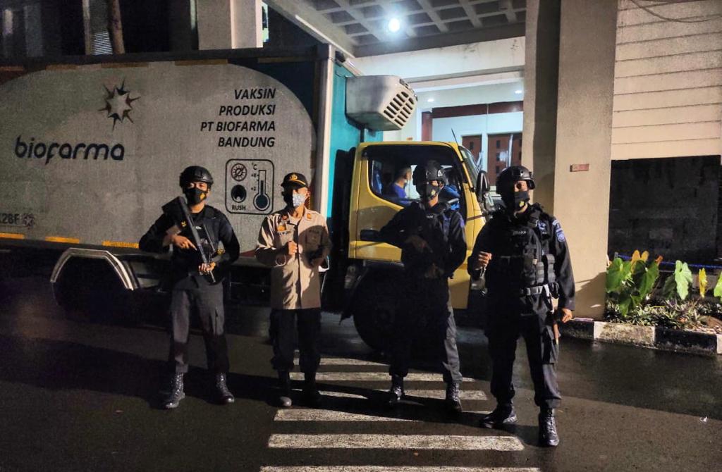 Gegana Brimob Jabar Kawal Vaksin Hingga Aman